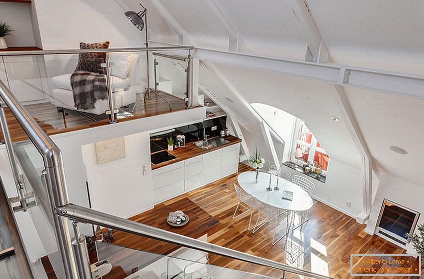 Podea din lemn într-un apartament alb pe două nivele