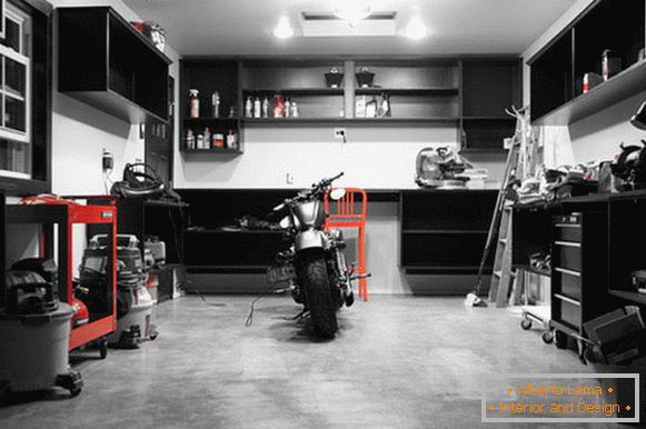 Motocicletă în interiorul unui garaj acasă