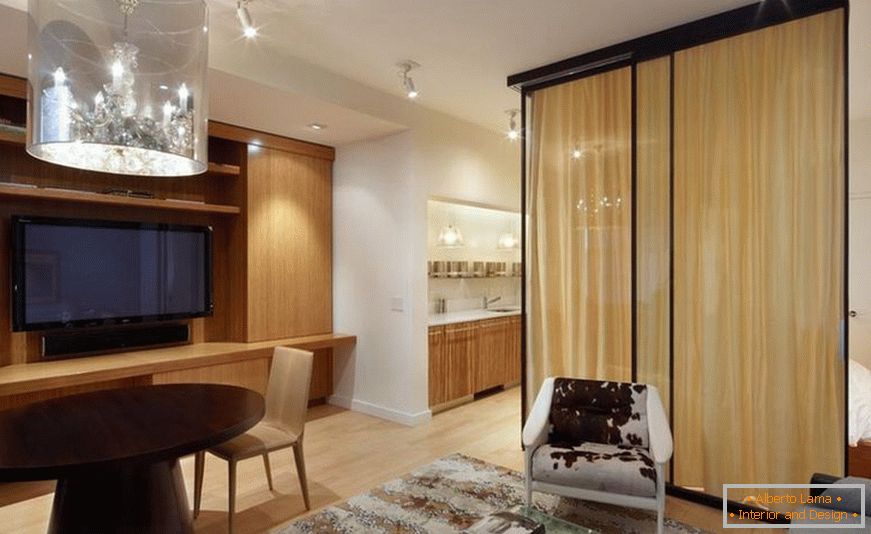 Designul unui mic apartament cu pereți despărțitori de sticlă - fotografie 2