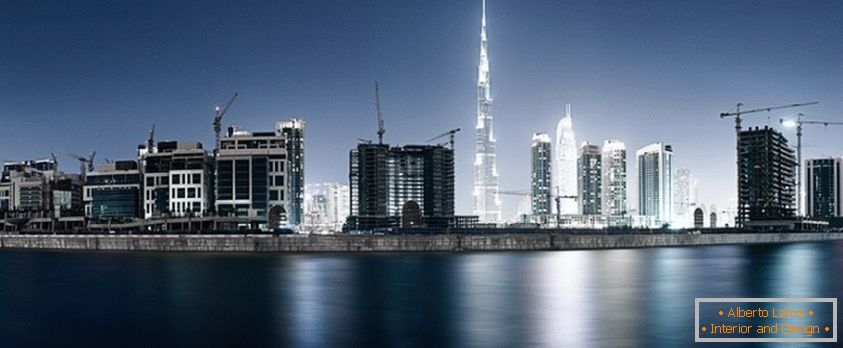 Dubai în construcție în iluminare de noapte