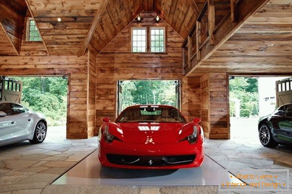 Mașini de lux într-un garaj din lemn