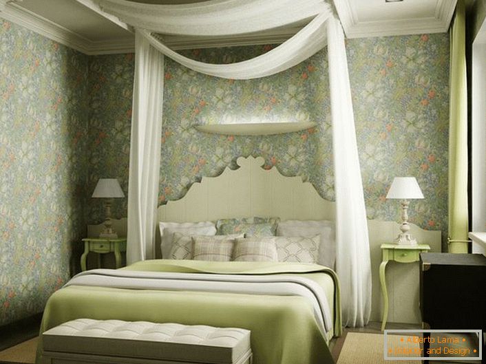 O trăsătură remarcabilă a designului dormitorului era o baldachin din țesătură albă translucidă deasupra patului. Un design luminos, romantic, este ideal pentru dormitorul unui cuplu tânăr.