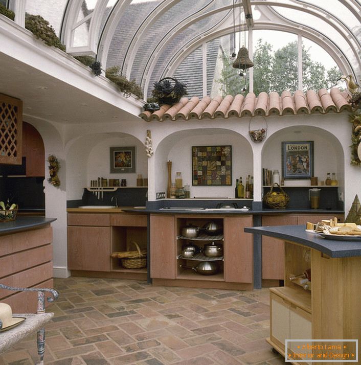 Bucătărie în stil mediteranean sub un acoperiș de sticlă într-o casă din sudul Italiei.