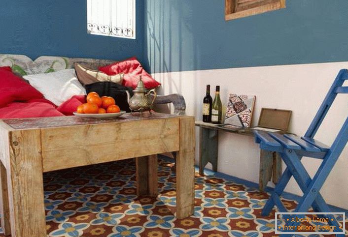 O soluție creativă pentru sala în stil mediteranean este o masă de cafea din lemn brut și netratat. 