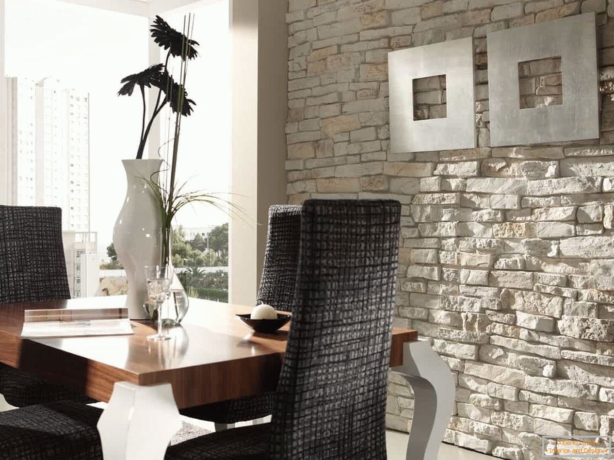 Decorare de perete cu o piatră decorativă ușoară în sala de mese