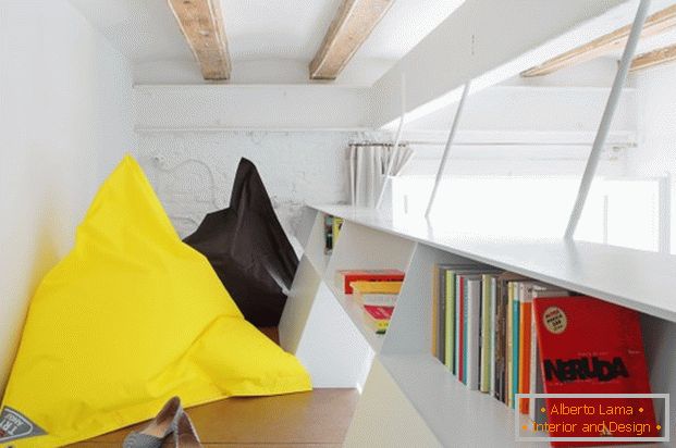 Proiectul unui apartament mini: perne luminoase în interior