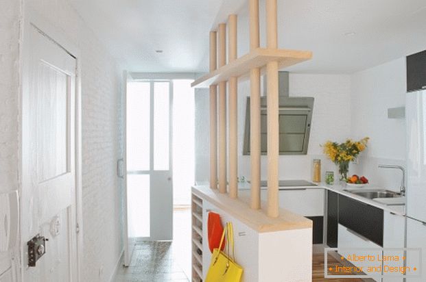Proiectul unui apartament mini: o bucătărie cu un contor de baruri
