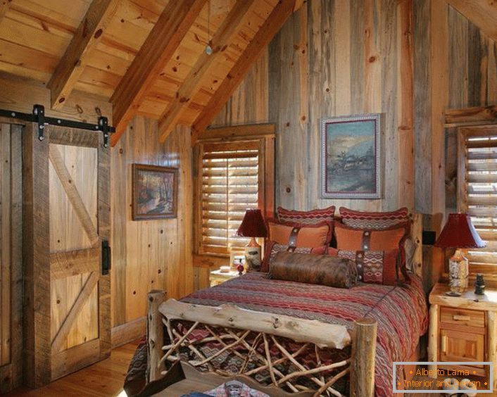 Un dormitor în stil de țară într-o cabană de vânătoare mică din nordul Franței.