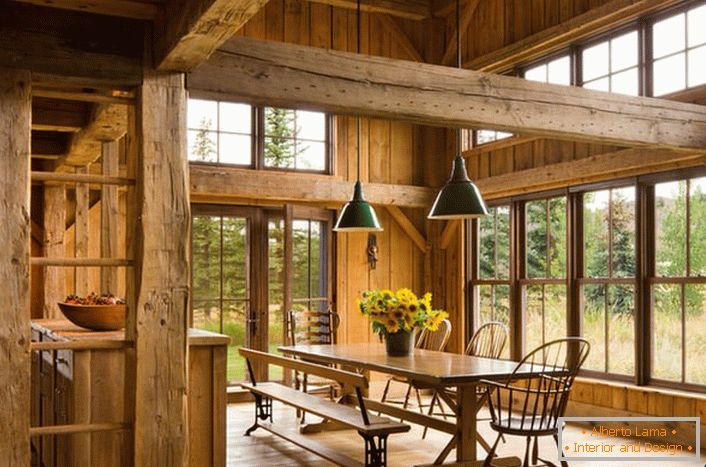 O sală de mese confortabilă în stil rustic, într-o casă de țară mare. Simplitatea înregistrării, conceptul necomplicat, materialele de finisare naturală.