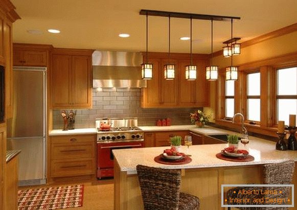 Plafonul și luminile pentru bucătărie cu un tavan întins
