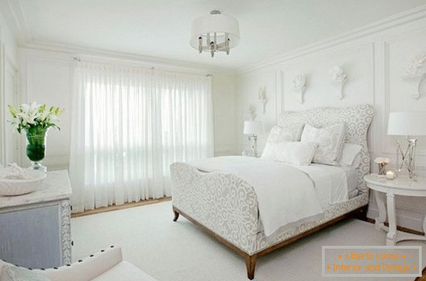 Dormitor interior în culoare albă
