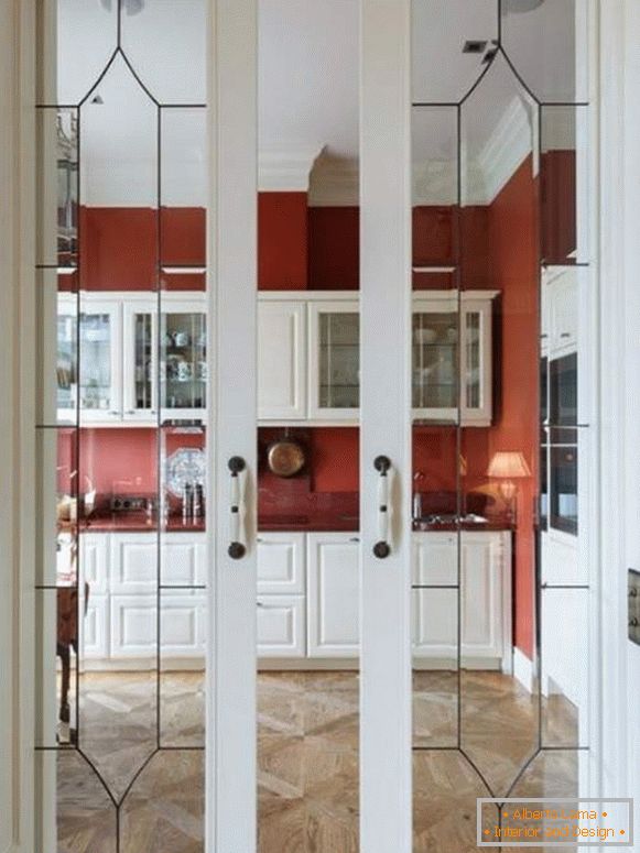 Uși glisante elegante pentru bucătării din lemn cu sticlă