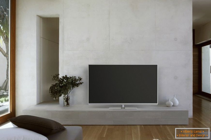 TV pe perete