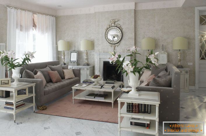 Sufrageria în stil francez este decorată în culori deschise. În cameră există o atmosferă romantică, confortabilă.