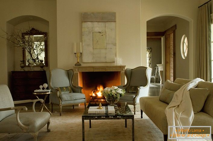 Unul dintre elementele interioare, preferate pentru decorarea unei camere în stilul francez, este un șemineu. Un șemineu ars într-un panou elegant nu va fi doar un detaliu decorativ deosebit, ci și un element al sistemului de încălzire în sezonul rece.