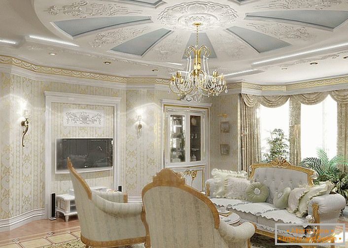 O cameră de zi elegantă într-o casă din vestul Germaniei. O combinație delicată de albastru și alb este ideală pentru o cameră de oaspeți.