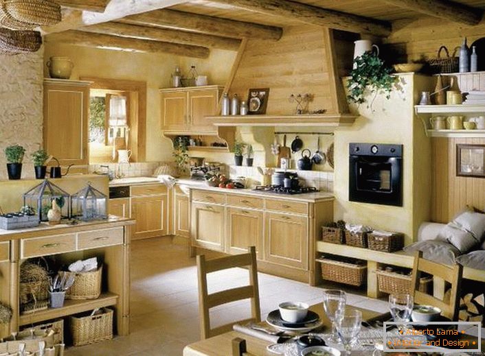 Bucătăria în stilul francez de lemn masiv este decorată cu flori, care sunt aranjate în mod egal în jurul camerei. 