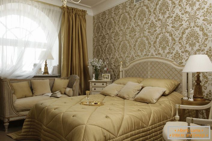 Un mic dormitor de familie în stil francez, cu o fereastră arcuită mare, arată elegant și spectaculos.