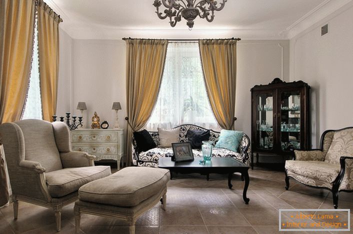 Stilul francez în interiorul camerei de oaspeți arată relaxat și elegant. Interiorul său elegant oferă o linie netedă de mobilier și un iluminat selectat în mod corespunzător.