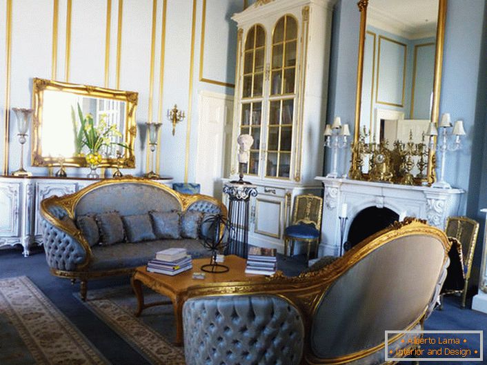 Camera de zi în stil Empire este realizată în culori albastre, care se amestecă armonios cu elementele de aur ale decorului. Oglinzile din fațadă și elementele de mobilier sculptate sunt realizate într-un stil unificat.