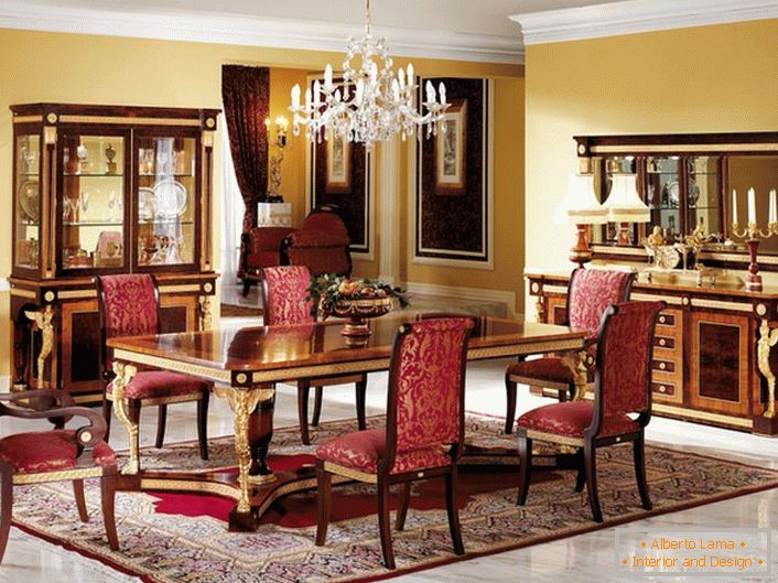 Sufragerie luxoasă în stil Empire, cu accente strălucitoare de roșu nobil.
