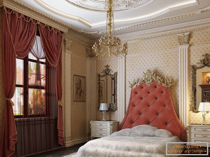 În centrul compoziției de design se află un pat cu un cap de înalt, tapițat cu țesut moale de culoarea unui trandafir de ceai. 