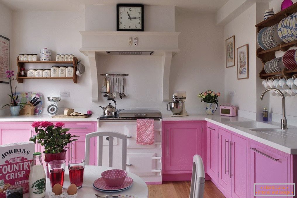 Bucătărie în culoarea roz