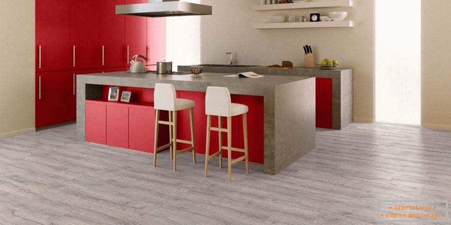 Combinația de pardoseli gri, pereți bej și mobilier roșu în bucătărie