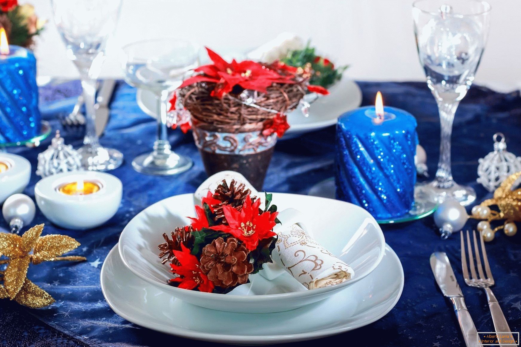 Fete de masă albastră pe masa de Anul Nou festiv
