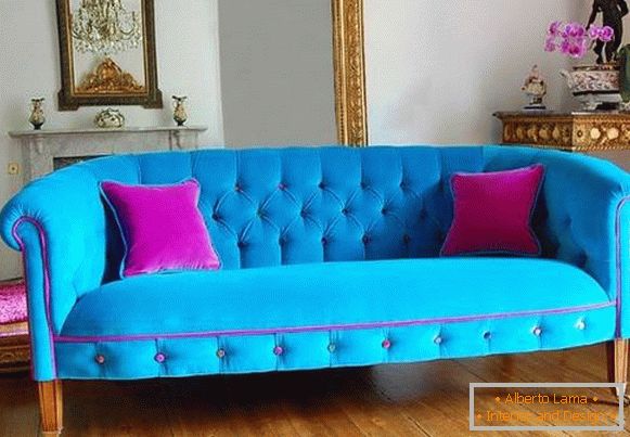 Albastru deschis, cu o canapea roz în sufragerie