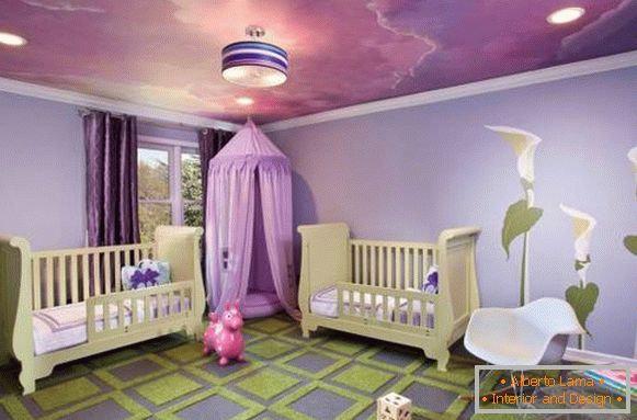 Culoare purpurie în interiorul dormitorului copilului