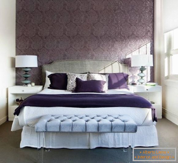 Design de dormitor în tonuri violet cu detalii albastre