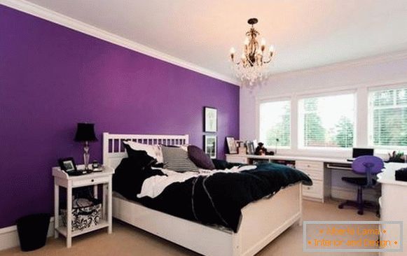 Pereți violet violeți în dormitorul din spatele cămășii