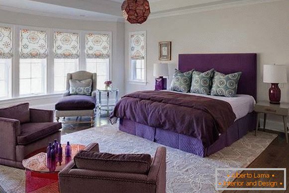Mobilă purpurie în dormitor - design foto cu pereți ușori