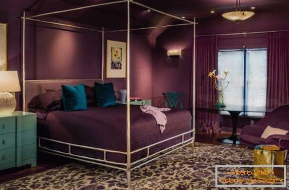Design de dormitor în tonuri purpurie - fotografie cu decor luminos