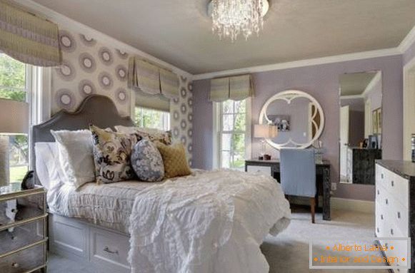 Portocaliu violet în dormitor și culori deschise