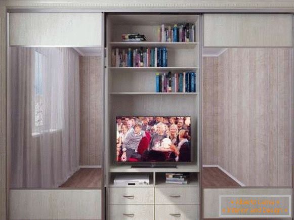 Closet de un compartiment cu o bordură sub televizor într-un dormitor - o fotografie de mostre