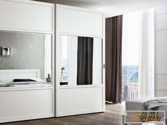 Compartimentul alb al dulapului din dormitor - fotografie în designul interior