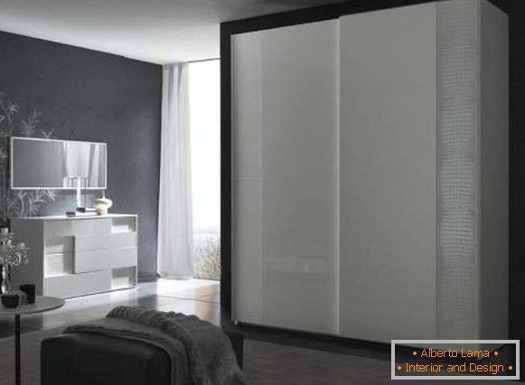 Dulapuri frumoase în dormitor - fotografie albă lucioasă