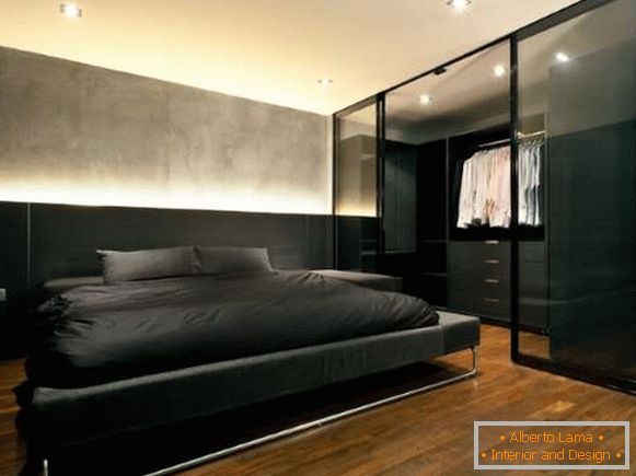 Sistem încorporat de garderobă cu ușile coupe în designul dormitorului