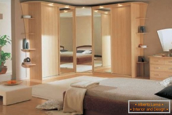 Dulap de colț în interiorul dormitorului - fotografii din lemn și oglinzi