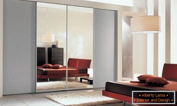 Dulapuri de oglindă ale unui compartiment într-un dormitor - o fotografie în design interior