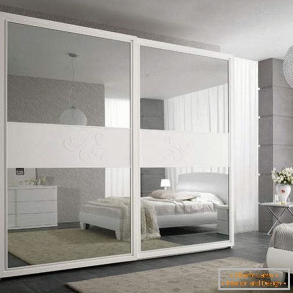 Dormitor cu dulap cu uși oglindă - fotografie