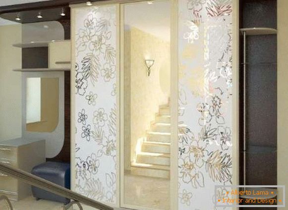 Dulapuri culisante cu uși din sticlă - fotografie pe hol