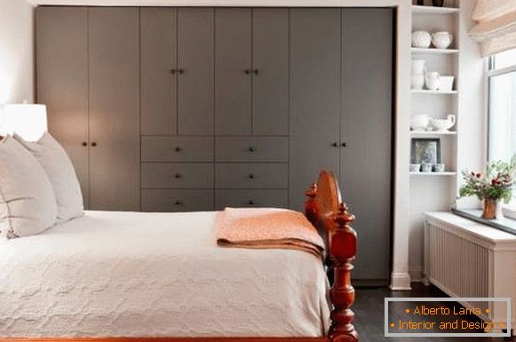 Un dulap simplu pentru un dormitor în culoare gri