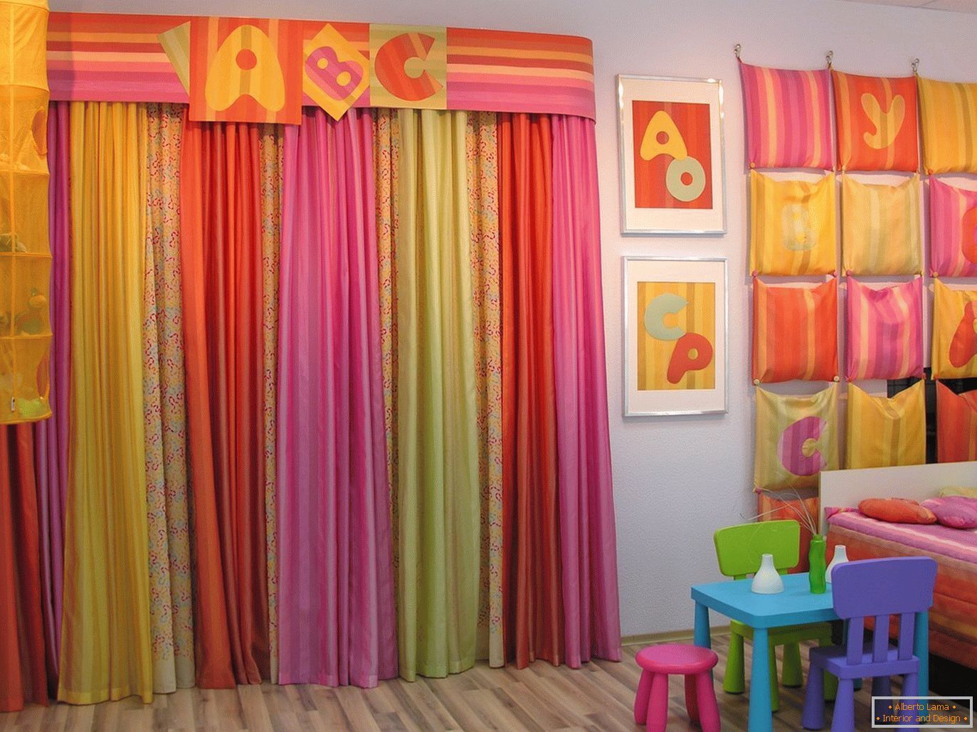Lumină textilă pentru o cameră pentru copii