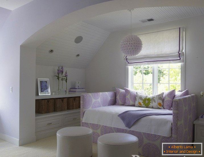 Cameră confortabilă cu arc în culoarea liliac-alb