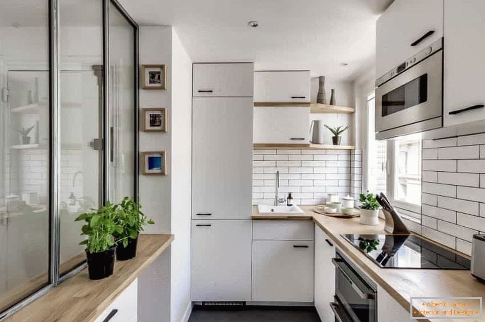 Bucătărie mică în alb