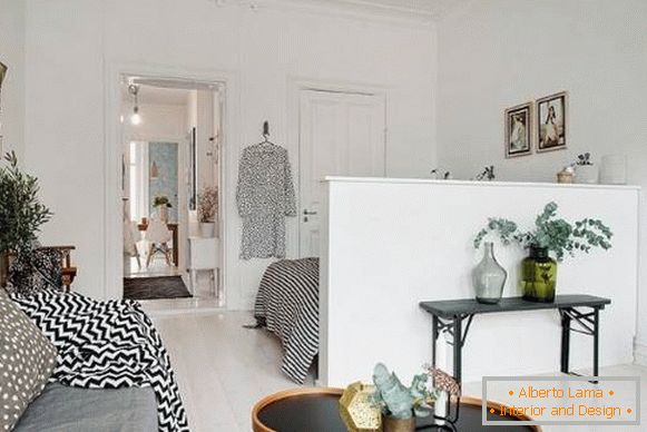Compartiment între living și dormitor într-un apartament în stil scandinav