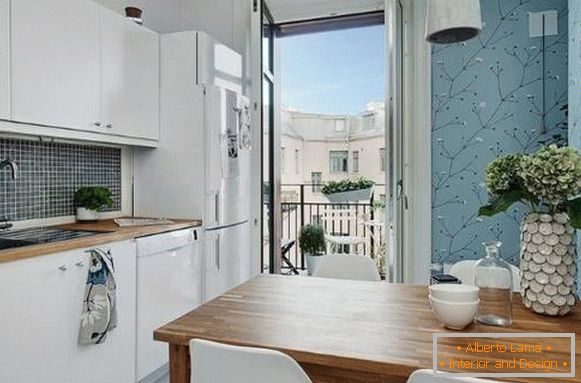 Bucătărie cu balcon într-un apartament cu o cameră în stil scandinav